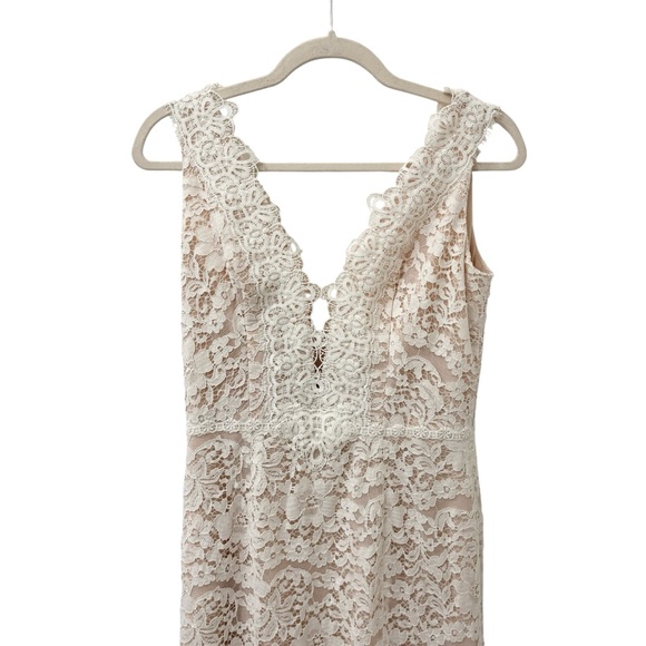 David's Bridal Ivory Nude Lace Plunging V-Neck Wedding Gown size 8 - Picture 7 of 8